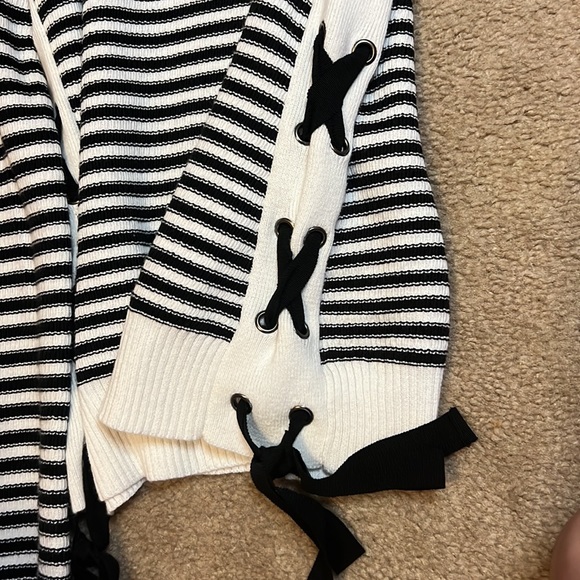Black & White Stripes with tie string on both sides - Picture 2 of 2